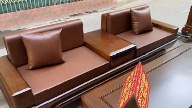 giữa ghế băng có thiết kế một tab lớn có ngăn kéo