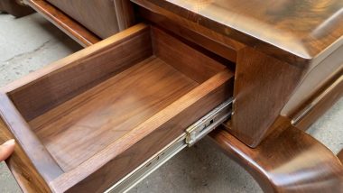 ngăn kéo rộng rãi gỗ óc chó